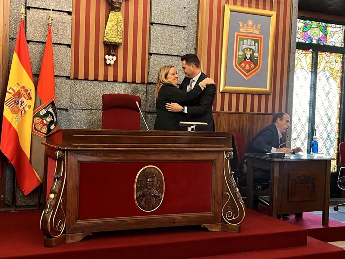 La alcaldesa de Burgos, Cristina Ayala, agradece a Daniel De la Rosa su dedicación a Burgos y al Ayuntamiento.