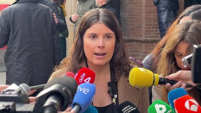 La portavoz de Junts en el Parlament, Mònica Sales, en una atención a los medios tras la conferencia del presidente, Salvador Illa, para presentar su plan económico