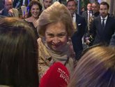 Foto: El lado más simpático y cercano de la Reina Sofía agradeciendo personalmente las felicitaciones del público