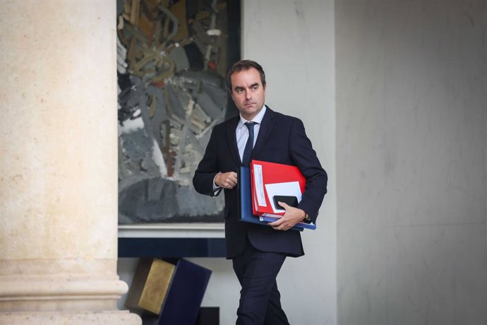 October 22, 2025, Paris, France, FRANCE: Paris, France le 22 octobre 2025 - Sortie du Conseil des ministres au palais de l Elysee - Exit of the Council of Ministers at the Elysee Palace.Ici M. Sebastien LECORNU, premier ministre,Image: 1047354062, License
