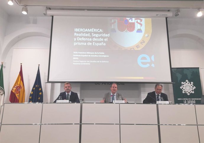 El rector de la Universidad Internacional de Andalucía (UNIA), José Ignacio García, ha inaugurado este martes el Máster Universitario en Relaciones Internacionales en la Sede de La Cartuja de Sevilla.