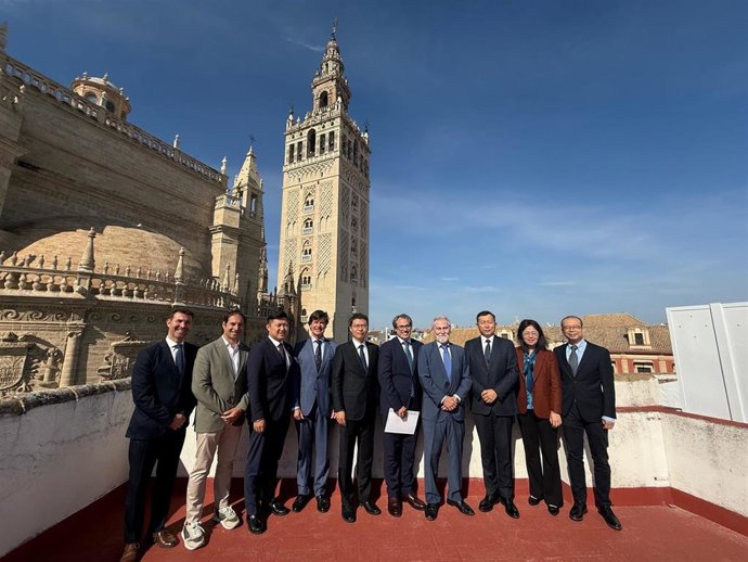 Foto de familia de empresarios de Sevilla y Beijing, en la sede de la CES.