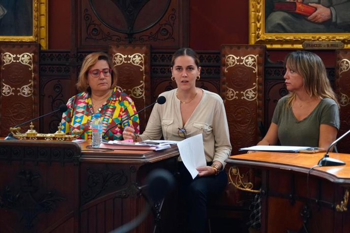 La regidora de Servicios Sociales, Educación, Juventud, Participación Ciudadana e Igualdad, Lourdes Roca, presenta los presupuestos de su departamento para 2026.