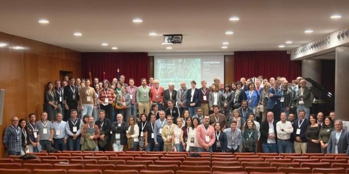 Foto de familia de ponentes y asistentes al Segundo Congreso Estatal sobre Montes Públicos en Teruel.