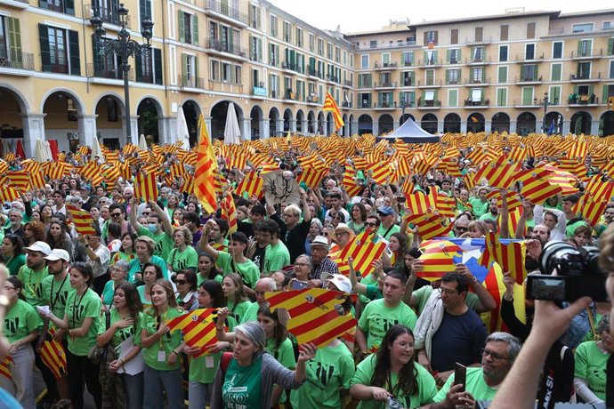 Archivo - Cientos de personas durante una manifestación convocada por Obra Cultural Balear (OCB).