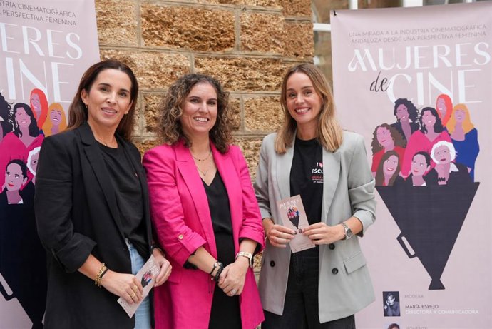 La responsable de Igualdad en la Diputación de Cádiz, Susana Sánchez Toro, junto a María Espejo, directora de la compañía organizadora de la charla 'Mujeres de cine' en Jerez.