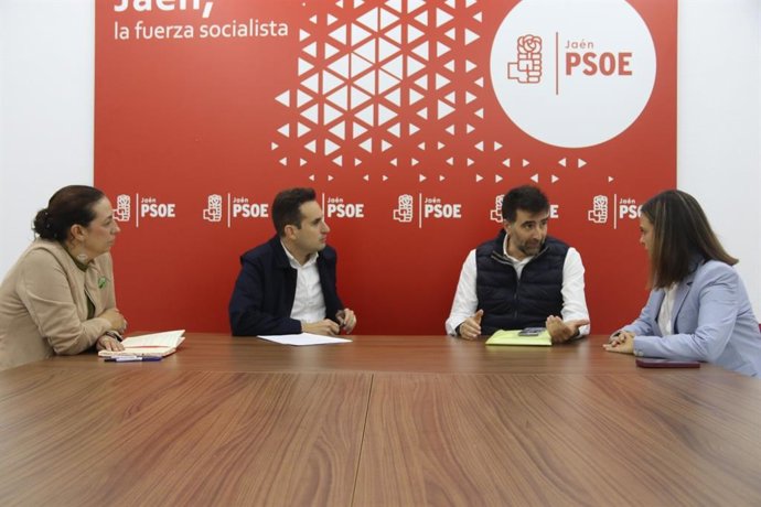 Miembros del PSOE de Jaén en la reunión con el presidente de Más Visibles, Pedro Lendínez (2d).