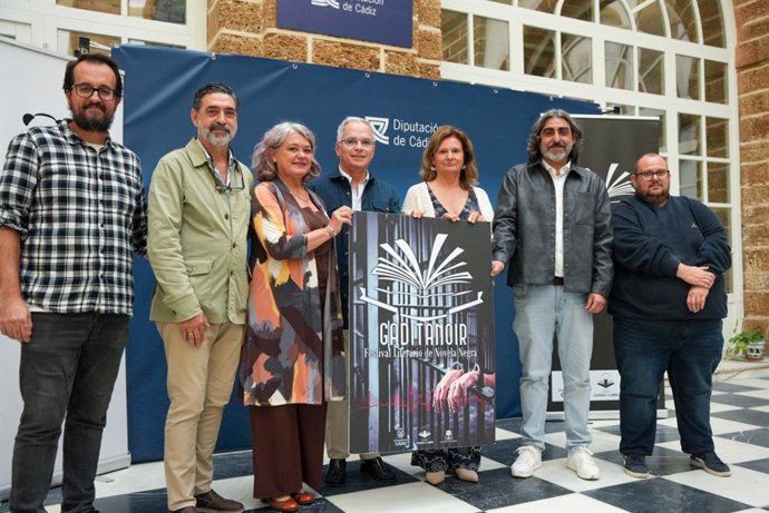 Foto de autoridades en la presentación del Festival Literario de Novela Negra, Gaditanoir.