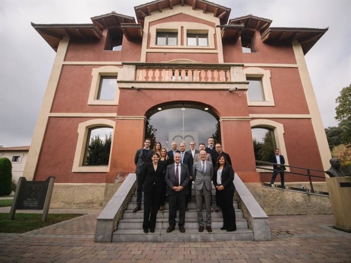 El ministro Jordi Hereu junto al equipo directivo de La Farga.