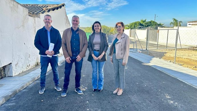 Antonio Granados y Raquel López (centro), durante su visita a La Carlota.