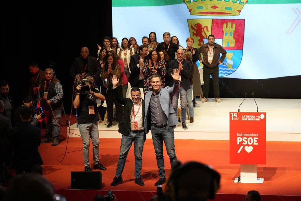 Archivo - El secretario general del PSOE de Extremadura, Miguel Ángel Gallardo, y el secretario general del PSOE y presidente del Gobierno, Pedro Sánchez, durante la clausura del 15 Congreso del PSOE de Extremadura.