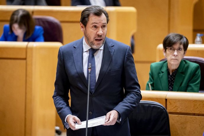 El ministro de Transportes y Movilidad Sostenible, Óscar Puente, interviene durante una sesión plenaria, a 4 de noviembre de 2025, en Madrid (España). 