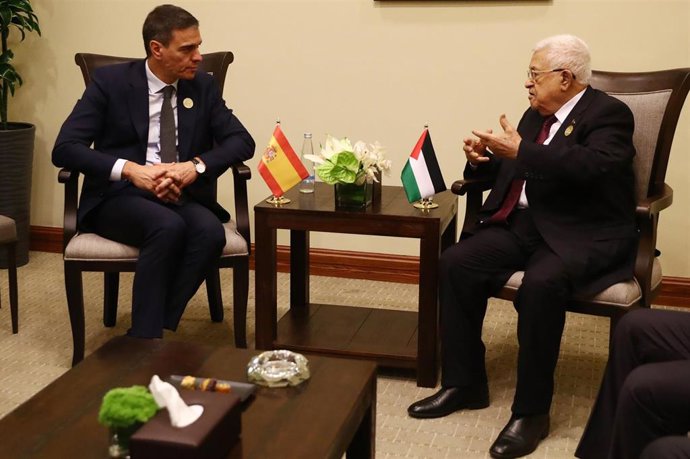 Archivo - El presidente del Gobierno, Pedro Sánchez (i), durante el encuentro que ha mantenido con el presidente de la Autoridad Palestina, Mahmoud Abbas (d), en la Conferencia Internacional sobre la respuesta humanitaria de emergencia para Gaza