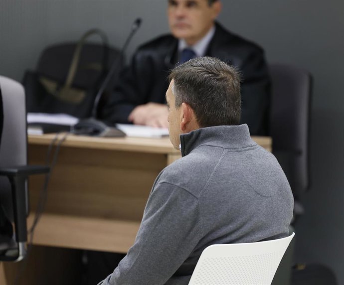 El hombre acusado de matar a su mujer durante la primera jornada del juicio.