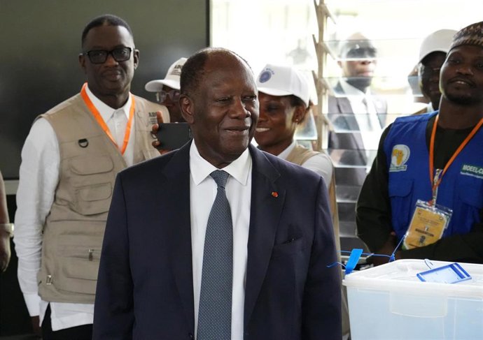 Imagen de archivo del presidente de Costa de Marfil, Alassane Ouattara, depositando su voto en la capital marfileña, Abiyán