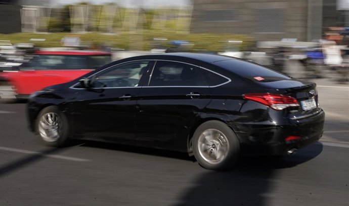 Archivo - Arquivo - Coches VTC de empresas como Cabify e Uber no centro de Madrid.