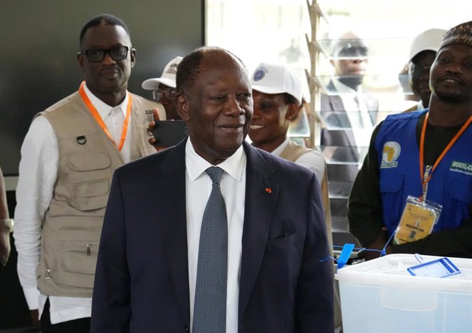 Imagen de archivo del presidente de Costa de Marfil, Alassane Ouattara, depositando su voto en la capital marfileña, Abiyán