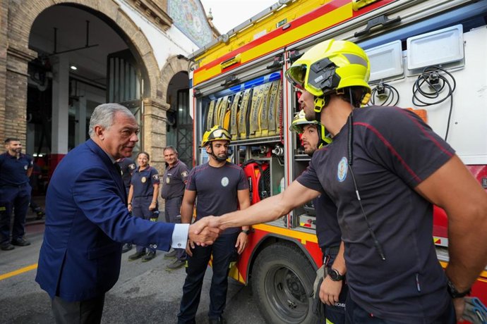 El Alcalde de Sevilla, José Luis Sanz, visita las obras del Parque Central de Bomberos de la capital hispalense, en foto de archivo.