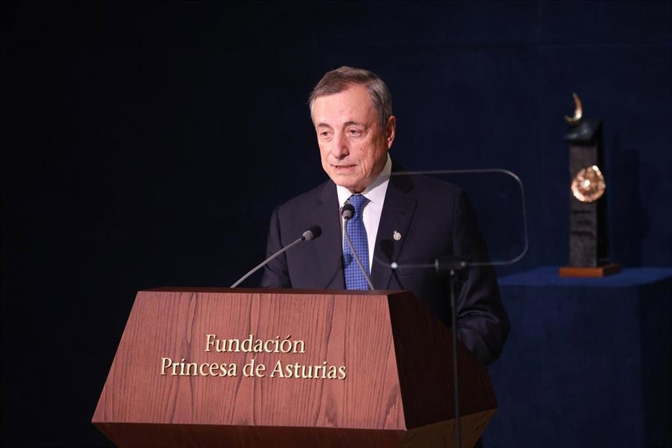 Mario Draghi, Premio Princesa de Asturias de Cooperación Internacional 2025, durante la ceremonia de los Premios Princesa de Asturias 2025 celebrados en el Teatro Campoamor, a 24 de octubre de 2025, en Oviedo (España). a Fundación Princesa de Asturias h