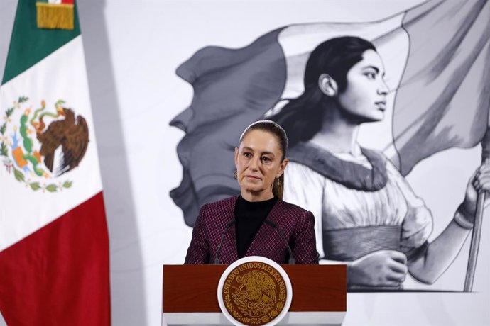 A presidente do México, Claudia Sheinbaum Pardo, fala durante uma coletiva de imprensa sobre a Meia Maratona 'México Imparable' no Palácio Nacional, em 31 de outubro de 2025, na Cidade do México, México.