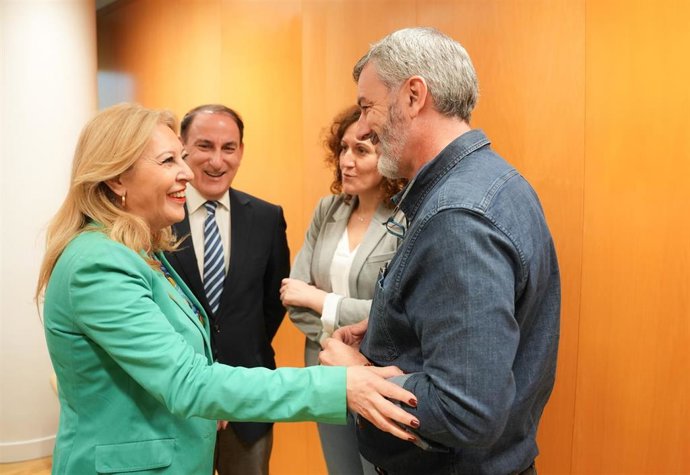 La consejera de Diálogo Social, Carolina España, junto al presidente de la CEA, Javier González de Lara, la secretaria general de CCOO-A, Nuria López, y el secretario general de UGT-A, Oskar Martín.