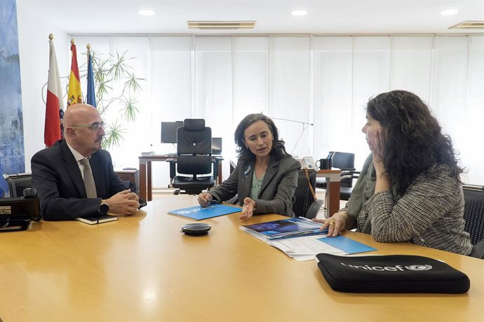 Archivo - El consejero de Salud, César Pascual, recibe a la presidenta del UNICEF Comité Cantabria, Isabel Cubría.