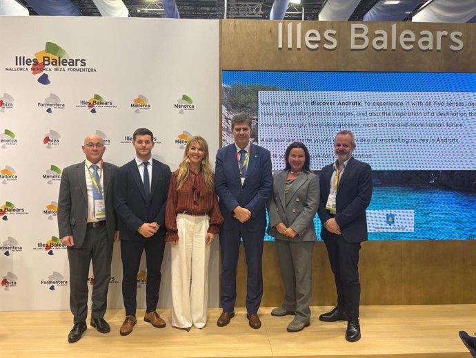 La alcaldesa de Andratx, Estefanía Gonzalvo, y el conseller de Turismo, Cultura y Deportes, Jaume Bauzà, durante su participación en la WTM.