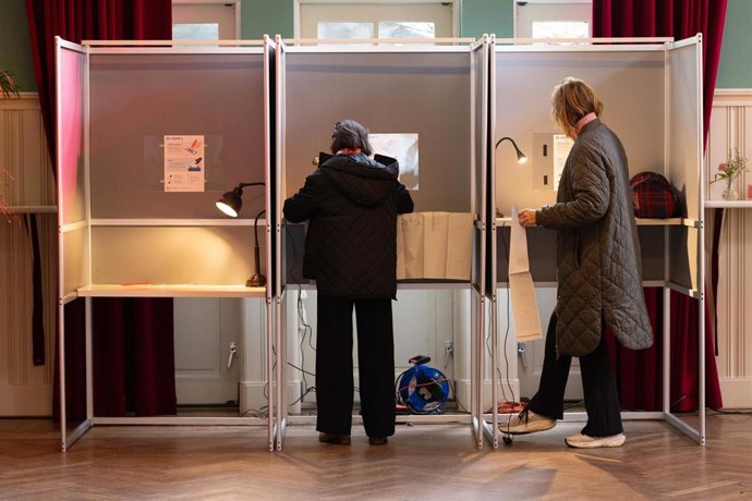 Imagen de archivo de varias personas depositando su voto durante las eleccioones en Países Bajos.