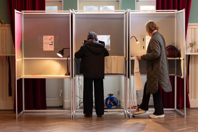 Imagen de archivo de varias personas depositando su voto durante las eleccioones en Países Bajos.