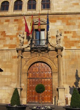 Archivo - Imagen de archivo de la entrada al Palacio de los Guzmanes, sede de la Diputación de León.