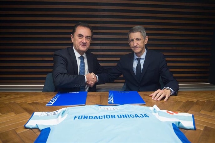El presidente de la Fundación Unicaja, José M. Domínguez, y el administrador judicial del Málaga Club de Fútbol, José María Muñoz, durante la firma de un acuerdo