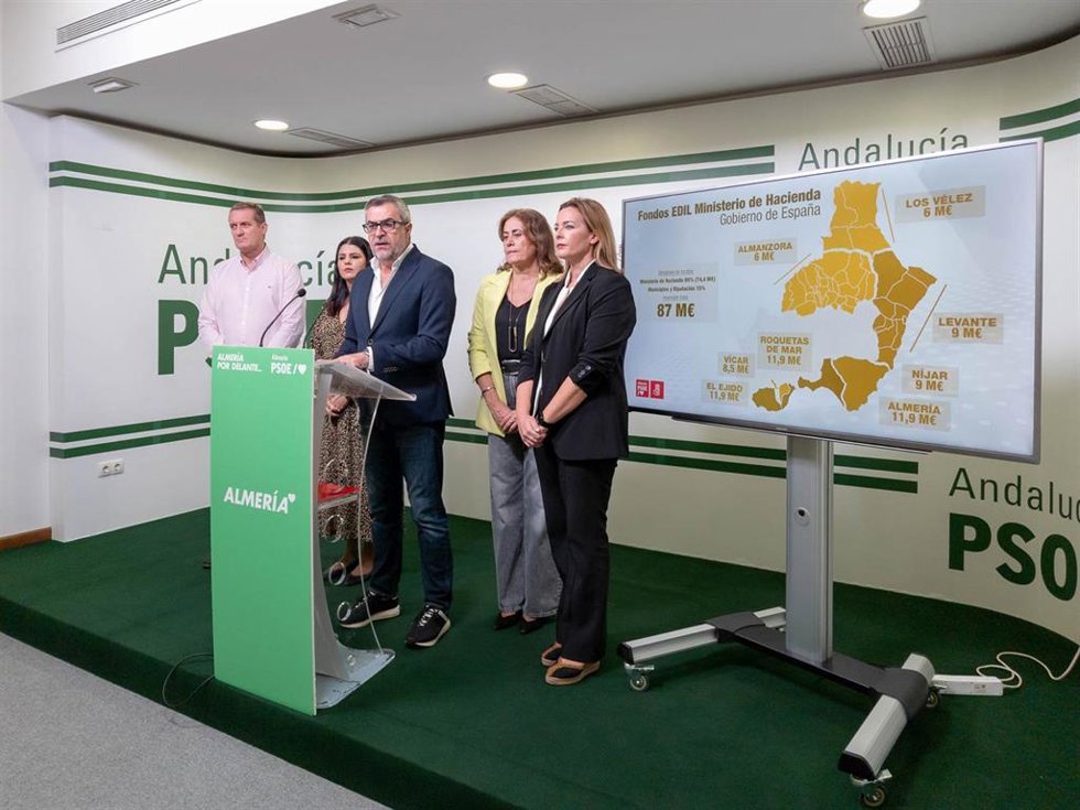 El diputado nacional por el PSOE de Almería Juan Antonio Lorenzo, junto a diputadas y concejalas socialistas, durante la presentación de los fondos EDIL.