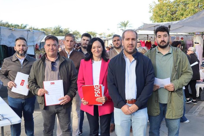 Crespín (centro), con cargos públicos y orgánicos del PSOE en Palma y su comarca, durante la recogida de firmas en la defensa de la sanidad pública.