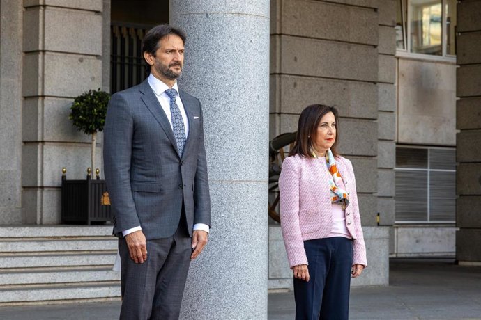 La ministra de Defensa, Margarita Robles, se reúne con su homólogo eslovaco, Robert Kalinak.