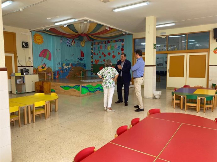 El delegado territorial de Desarrollo Educativo y FP en Almería, Francisco Alonso, durante su visita a la Escuela Infantil La Alcazaba.