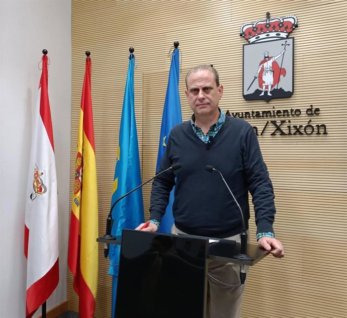 Archivo - El concejal del Grupo Municipal Socialista en el Ayuntamiento de Gijón Tino Vaquero.