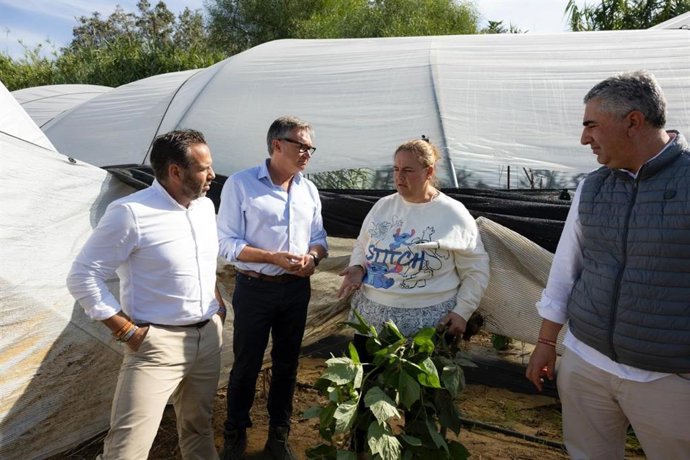El portavoz de Vox en el Parlamento de Andalucía, Manuel Gavira, en su visita a una finca de Cartaya.