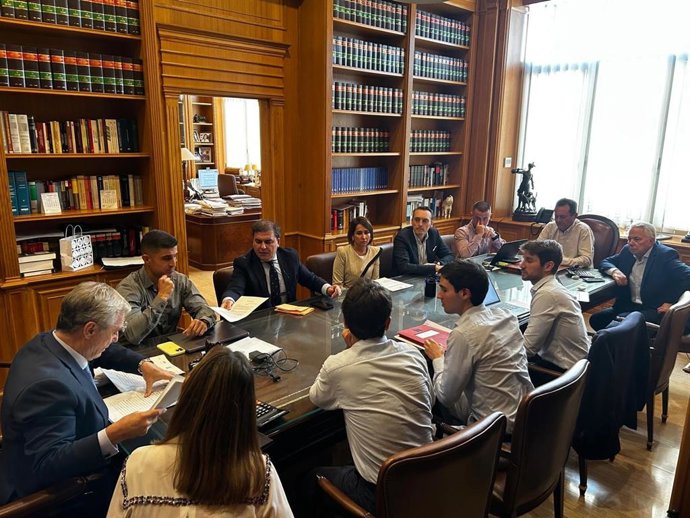 Firma ante notario de las escrituras de la venta de las parcelas de los antiguos depósitos de Punta Umbría.