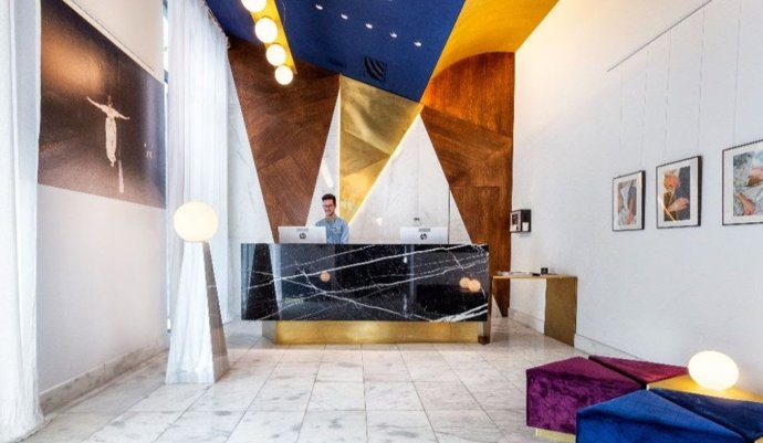 One Shot Hotels apuesta por la cultura: exhibición gratuita dedicada a Pedro Moreno para impulsar el turismo escénico