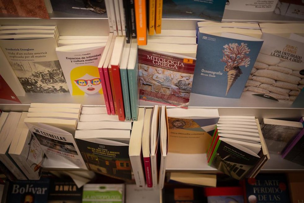 Archivo - Libros y material colocado en las estanterías de la librería Laie Pau Claris librería-café ubicada en la calle catalana de Pau Claris. En Barcelona, a 22 de abril de 2020
