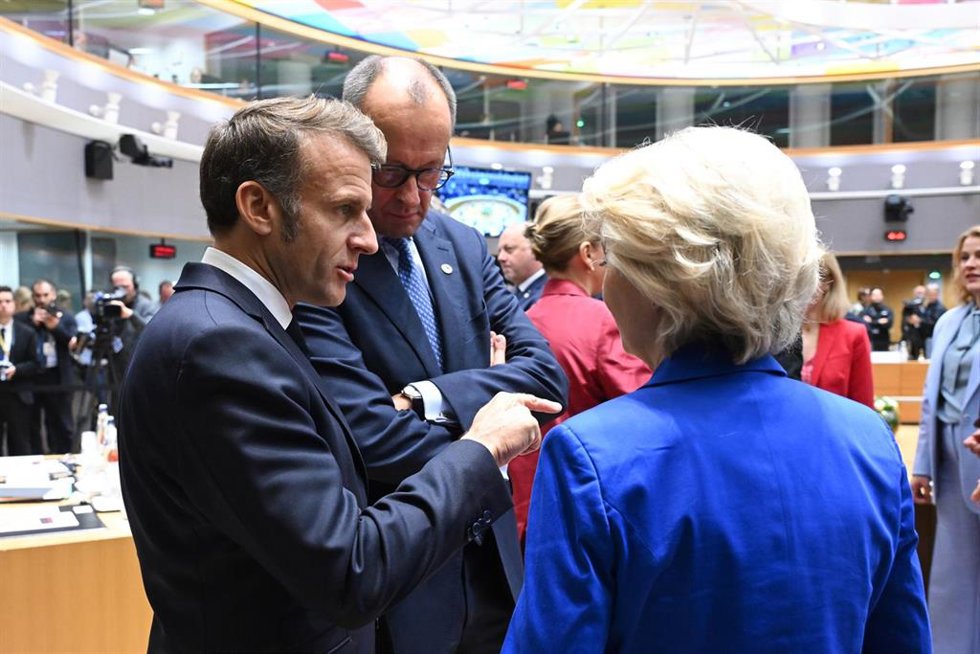 La presidenta de la Comisión Europea, Ursula von der Leyen, el presidente francés, Emmanuel Macron, y el canciller alemán, Friedrich Merz, en una cumbre europea en Bruselas.