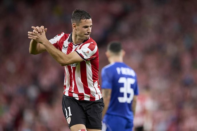 El delantero del Athletic Club Gorka Guruzeta celebrando uno de sus goles ante el Qarabag.