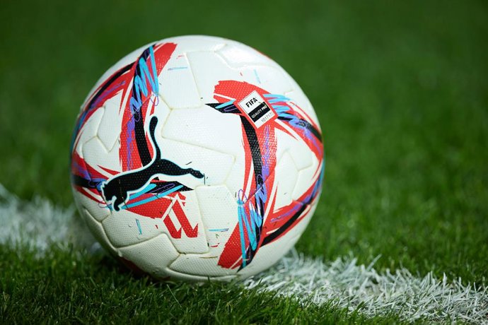 Archivo - A detail view of the official match ball during the LaLiga EA Sports match between Deportivo Alaves and RCD Mallorca at Mendizorrotza on November 1, 2024, in Vitoria, Spain.