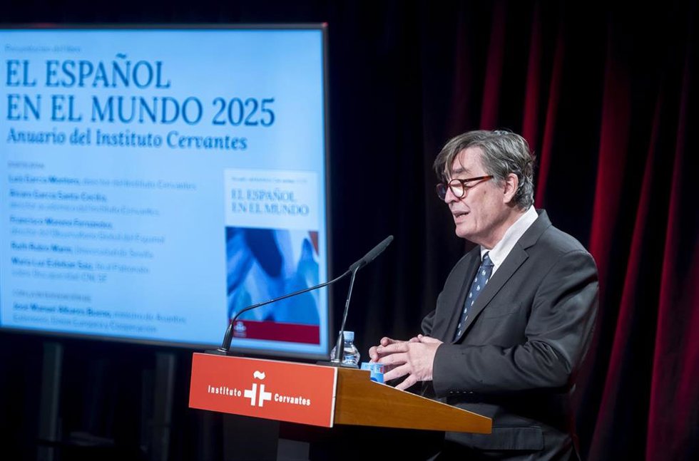 El director del Instituto Cervantes, Luis García Montero, durante la presentación del Anuario del Instituto Cervantes 'El español en el mundo 2025, en el Instituto Cervantes, a 28 de octubre de 2025, en Madrid (España). 