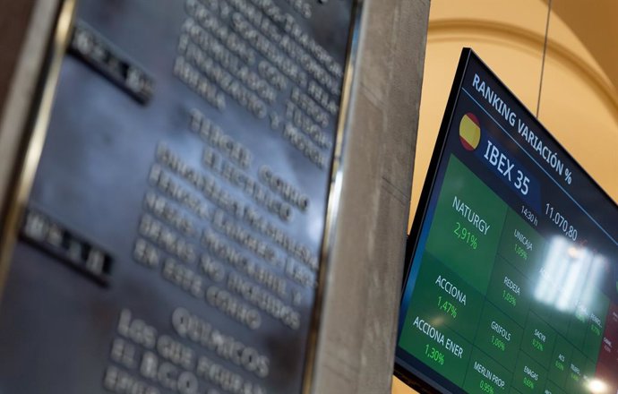 Archivo - Un panel del Ibex 35, en el Palacio de la Bolsa, a 29 de abril de 2024, en Madrid (España). 
