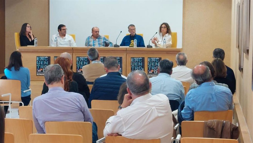 Asistentes siguen una de las mesas de debate durante la celebración del II Encuentro de Narrativa Almeriense.