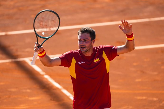 Archivo - Pedro Martinez, da Espanha, comemora a vitória contra Holger Rune, da Dinamarca, durante a partida de tênis individual masculino da segunda rodada das eliminatórias da Copa Davis de 2025 entre Espanha e Dinamarca no Club Tennis Puente Romano, em