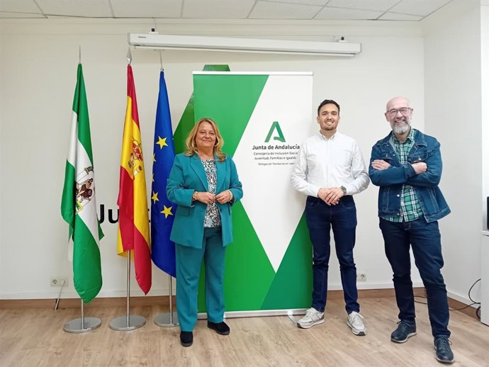 La delegada de Inclusión Social, Ángela Hidalgo, junto al presidente de Jaén Acoge y el jefe de servicio de Acción e Inserción Social de la Delegación.
