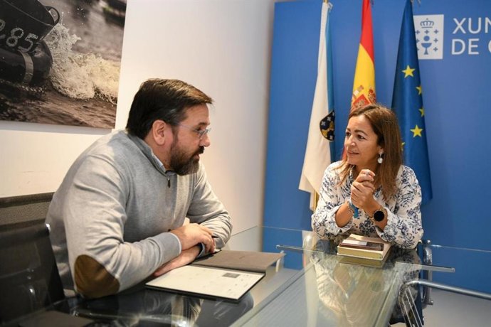 La conselleira do Mar, Marta Villaverde, en una reunión con el secretario general de la DOP Mexillón de Galicia, Joaquín Garrido,