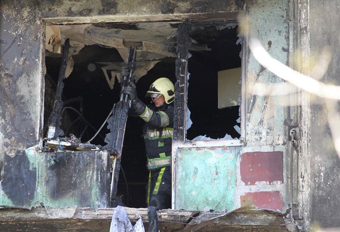 Archivo - Un bombero inspecciona un edificio golpeado por un dron ruso, en Pavlogrado, provincia de Dnipropetrovsk (este de Ucrania).
